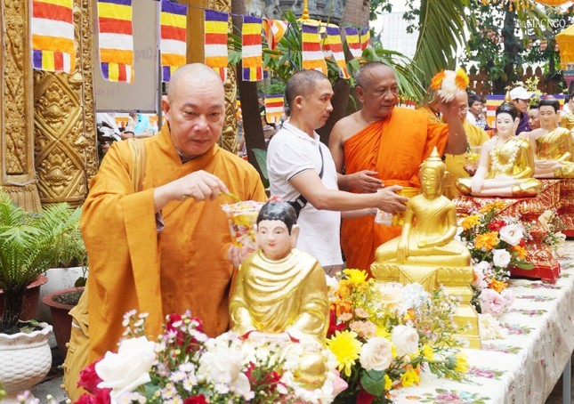 Chư tôn đức GHPGVN thực hiện lễ Tắm Phật và chúc Tết cổ truyền Chôl Chnăm Thmây ảnh 9