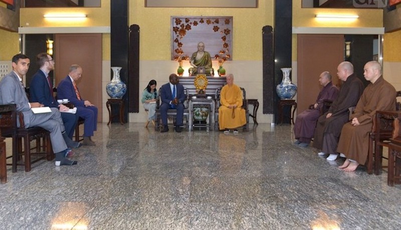 Phái đoàn Ủy ban Tự do Tôn giáo Quốc tế Hoa Kỳ thăm Đức Pháp chủ GHPGVN ảnh 1