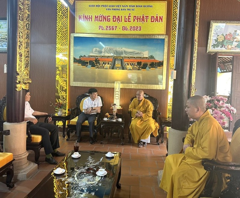Ban Tôn giáo Chính phủ thăm và chúc mừng Phật đản GHPGVN tỉnh Bình Dương ảnh 1