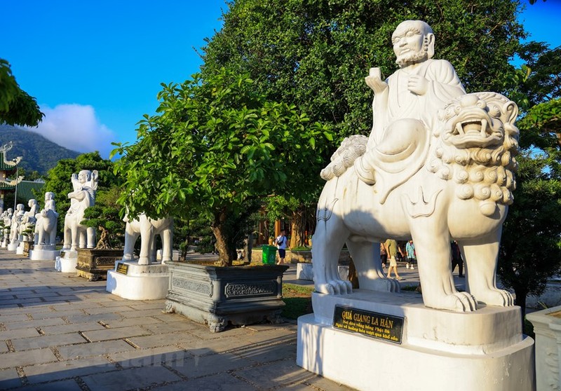 Chiêm ngưỡng vẻ đẹp hữu tình của chùa Linh Ứng trên bán đảo Sơn Trà (Đà Nẵng) ảnh 4