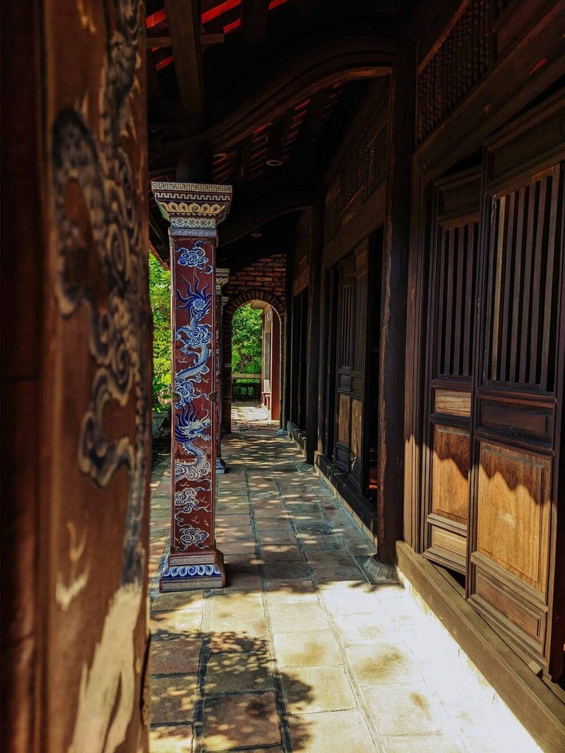 Khám phá kiến trúc độc đáo của ngôi chùa phủ đầy gốm sứ Bát Tràng ảnh 2