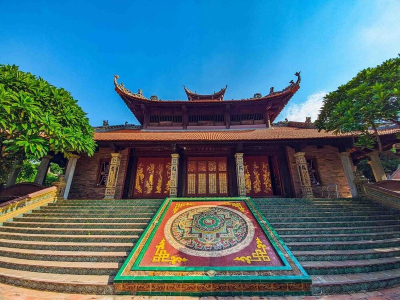 Khám phá kiến trúc độc đáo của ngôi chùa phủ đầy gốm sứ Bát Tràng ảnh 4