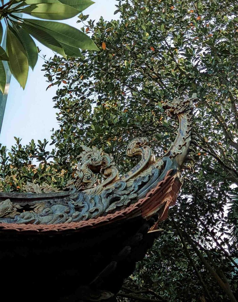 Khám phá kiến trúc độc đáo của ngôi chùa phủ đầy gốm sứ Bát Tràng ảnh 5