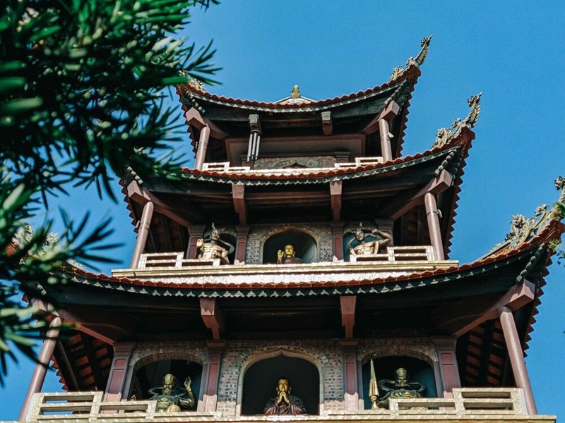 Khám phá kiến trúc độc đáo của ngôi chùa phủ đầy gốm sứ Bát Tràng ảnh 7