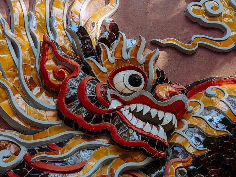 Khám phá kiến trúc độc đáo của ngôi chùa phủ đầy gốm sứ Bát Tràng ảnh 8