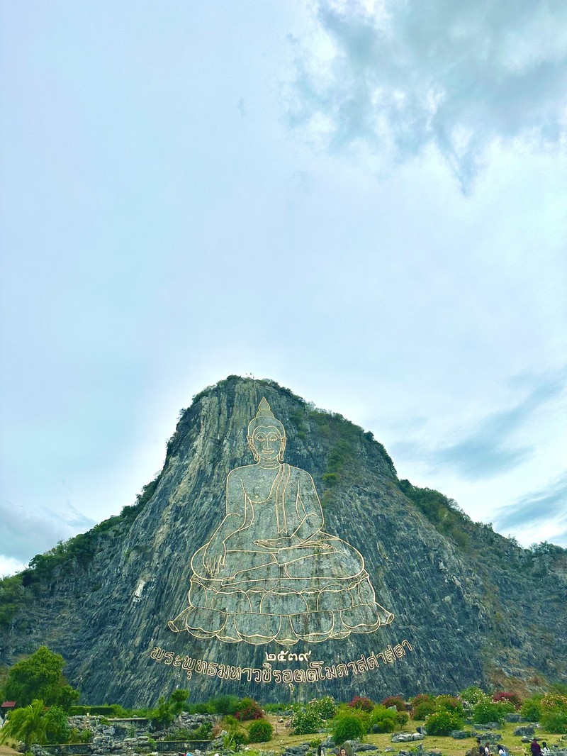 Trân Bảo Phật Sơn - tượng Phật dát vàng trên núi ở Pattaya ảnh 1