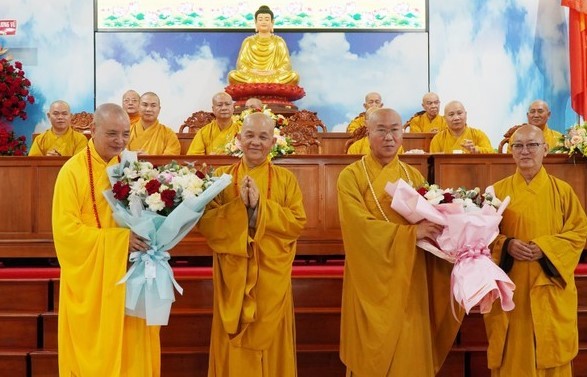 Ban Hoằng pháp, Ban Kinh tế - Tài chính T.Ư thăm, cúng dường trường hạ tại Long An và Đồng Nai ảnh 4