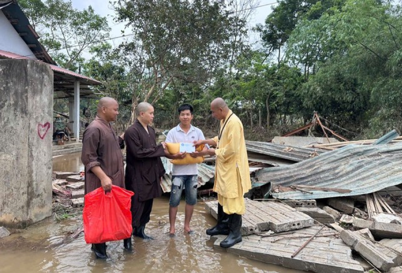 Chùa Tường Nguyên, Quỹ Thọ Giác thăm và tặng quà đến đồng bào vùng bão lũ tỉnh Yên Bái, Lào Cai ảnh 5