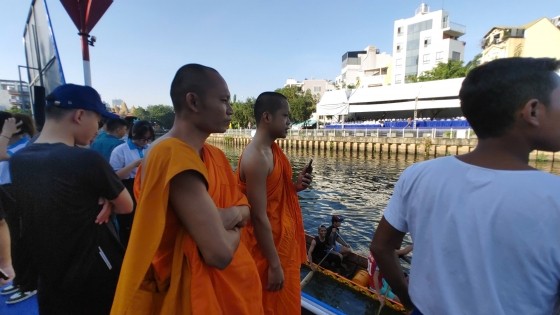 Đồng bào Khmer cùng Sư sãi, Phật tử hoan hỉ tham gia giải đua ghe ngo tại TP. HCM . ảnh 3