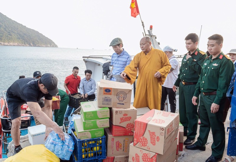 Ban Trị sự GHPGVN tỉnh Thanh Hoá thăm, tặng quà các chiến sĩ trên đảo Hòn Mê ảnh 3