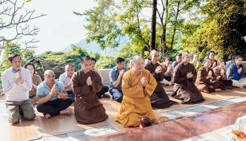 Ban Trị sự GHPGVN tỉnh Thanh Hoá thăm, tặng quà các chiến sĩ trên đảo Hòn Mê ảnh 5