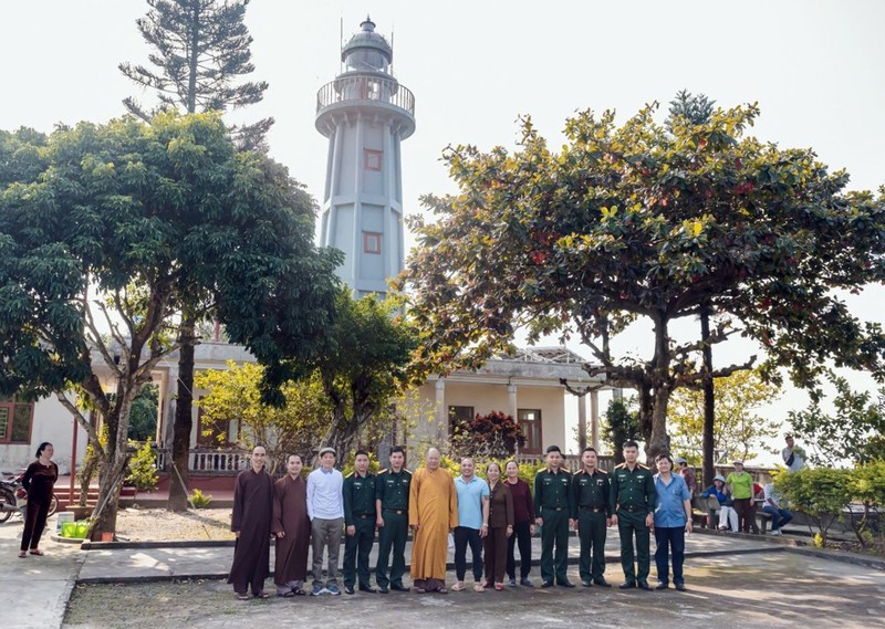 Ban Trị sự GHPGVN tỉnh Thanh Hoá thăm, tặng quà các chiến sĩ trên đảo Hòn Mê ảnh 6