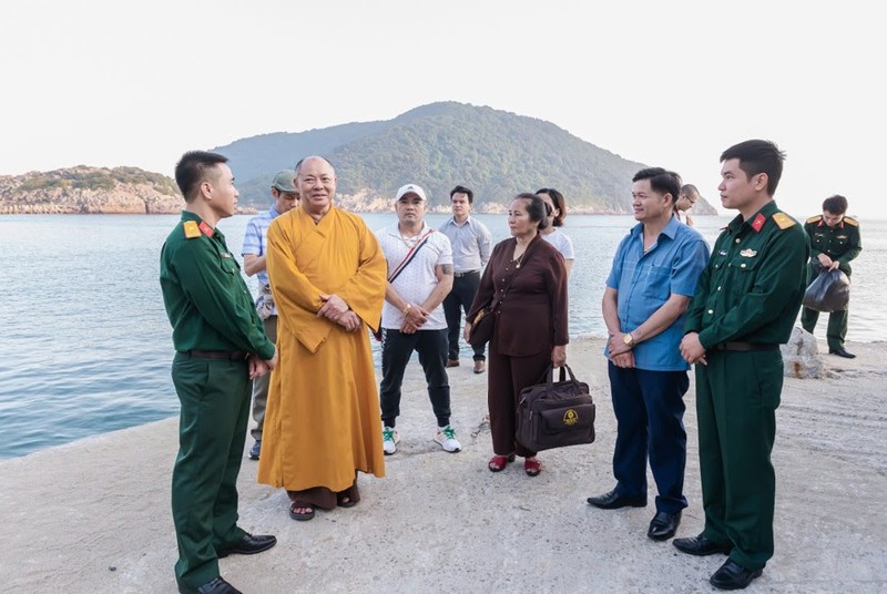 Ban Trị sự GHPGVN tỉnh Thanh Hoá thăm, tặng quà các chiến sĩ trên đảo Hòn Mê ảnh 1