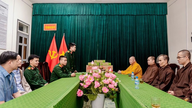 Ban Trị sự GHPGVN tỉnh Thanh Hoá thăm, tặng quà các chiến sĩ trên đảo Hòn Mê ảnh 2