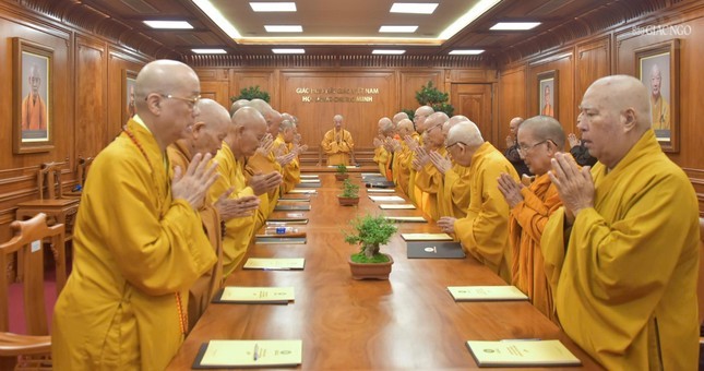 Chư vị Trưởng lão Thường trực Hội đồng Chứng minh họp phiên thứ 5 kiểm điểm và thảo luận Phật sự ảnh 3