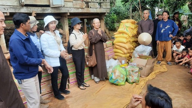 Chùa Phổ Hiền tặng 10 giếng nước sạch và quà cho bà con huyện Hướng Hóa ảnh 1