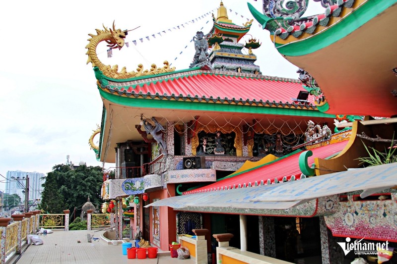 Độc đáo ngôi chùa cổ ở TP. HCM được trang trí bằng 30 tấn mảnh sành, sứ ảnh 1