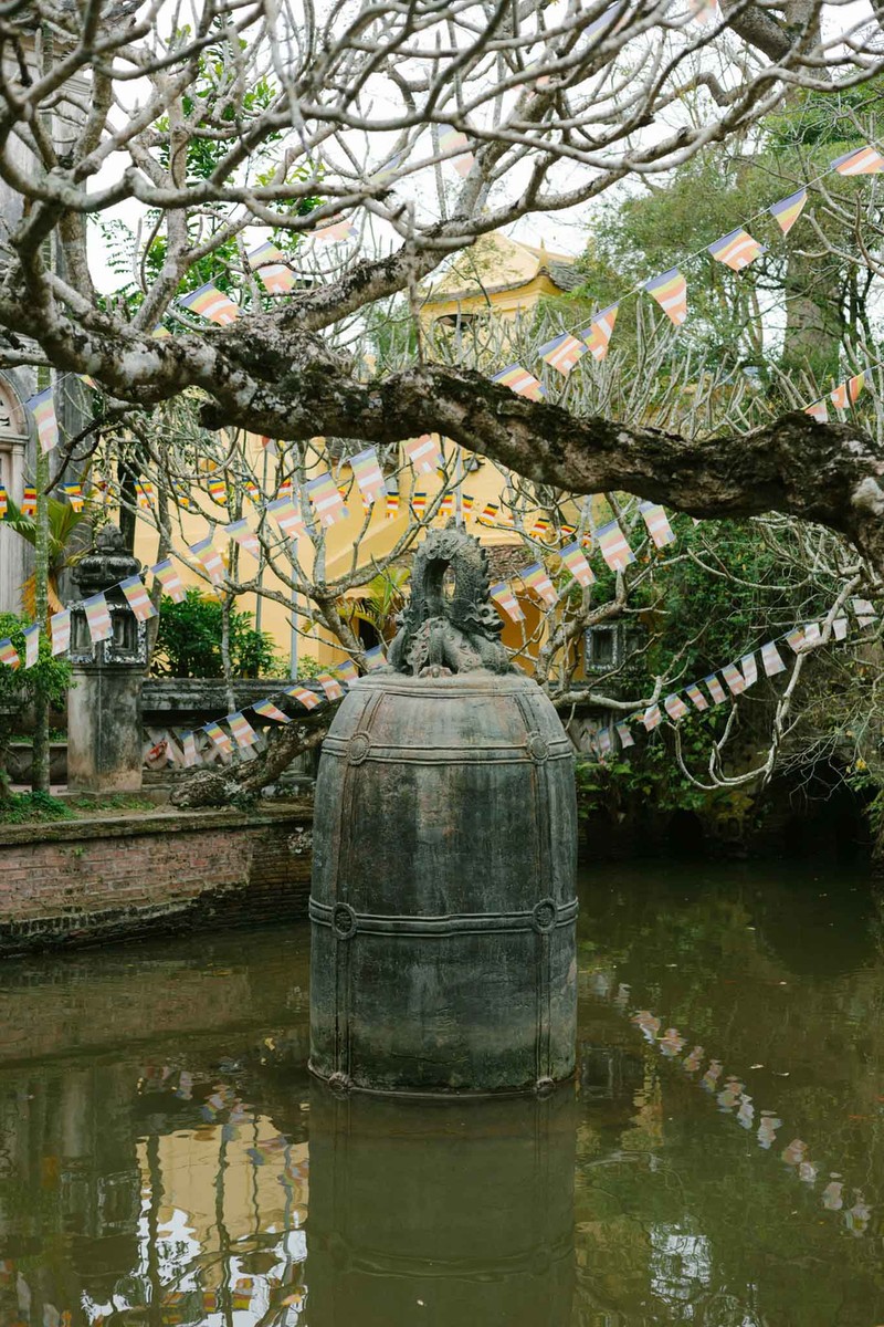 Ngôi chùa cổ có quả chuông nặng 9 tấn nằm giữa hồ nước ở Nam Định ảnh 1