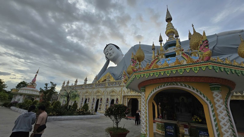 Hàng ngàn người đổ về ngôi chùa có tượng Phật nằm lớn nhất Việt Nam dịp đầu năm mới ảnh 1