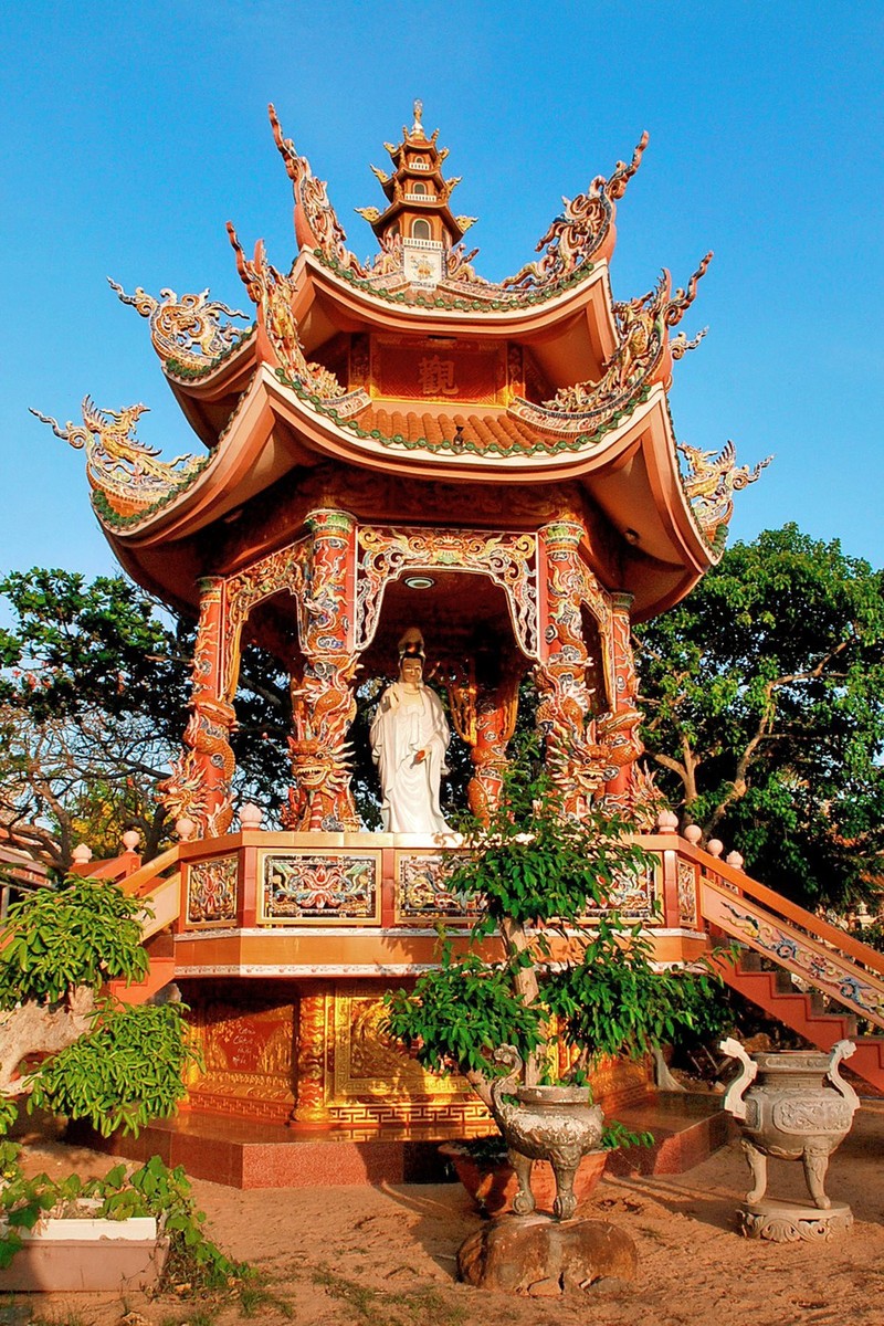 Ngôi chùa cổ kính giữa biển khơi ảnh 2