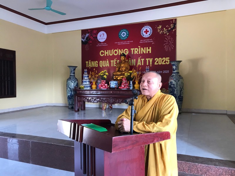 Tuyên Quang: Trao 1.500 phần quà tới bà con có hoàn cảnh khó khăn tại chùa Phú Lâm ảnh 1