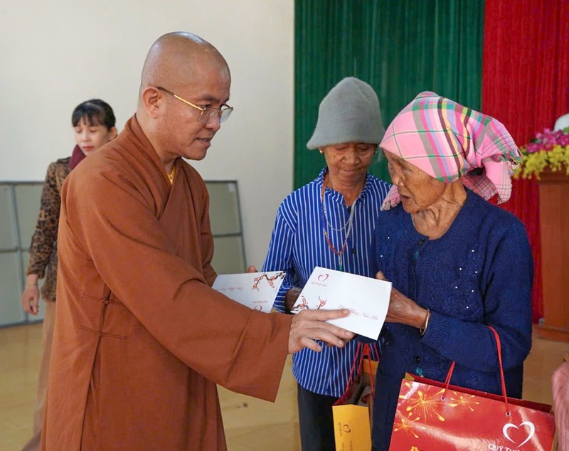 Chùa Pháp Hoa kết nối trao tặng gần 1000 phần quà nhân dịp Xuân Ất Tỵ ảnh 3