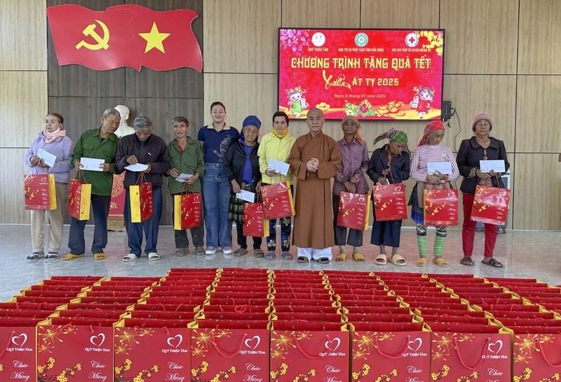 Chùa Pháp Hoa kết nối trao tặng gần 1000 phần quà nhân dịp Xuân Ất Tỵ ảnh 1
