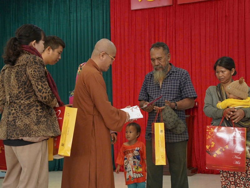 Chùa Pháp Hoa kết nối trao tặng gần 1000 phần quà nhân dịp Xuân Ất Tỵ ảnh 2