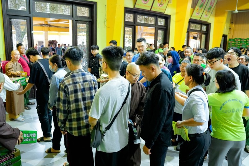 Trao 1.000 phần quà Tết cho đồng bào khó khăn ảnh 3