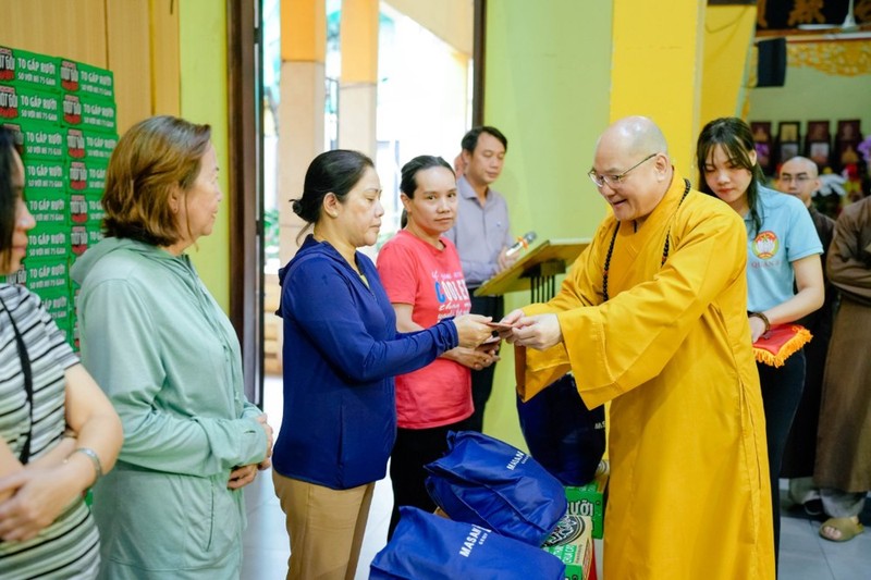 Trao 1.000 phần quà Tết cho đồng bào khó khăn ảnh 1