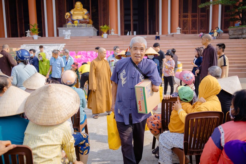 Trưởng lão HT.Thích Thiện Nhơn trao quà Tết tại chùa Quốc Ân Khải Tường ảnh 2