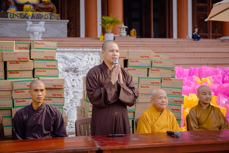 Trưởng lão HT.Thích Thiện Nhơn trao quà Tết tại chùa Quốc Ân Khải Tường ảnh 1