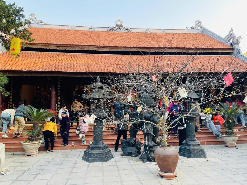 Vãn cảnh ngôi chùa hơn 400 năm tuổi giữa lòng Hà Nội dịp đầu xuân ảnh 2