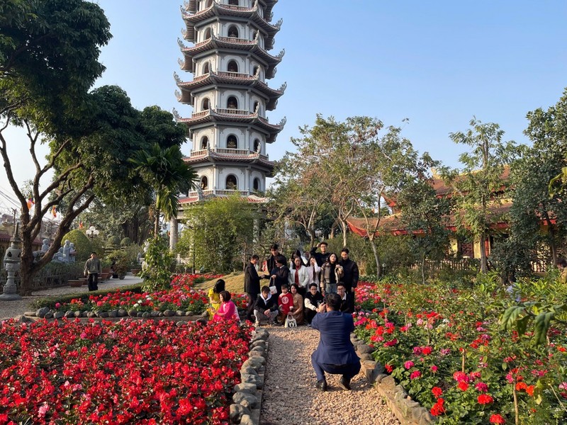 Vãn cảnh ngôi chùa hơn 400 năm tuổi giữa lòng Hà Nội dịp đầu xuân ảnh 5