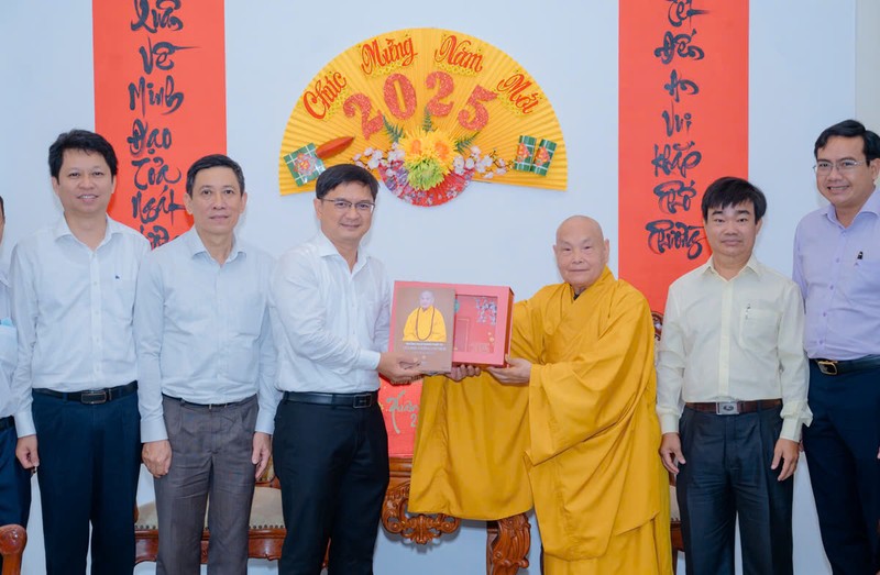 Đoàn Thành ủy TP.HCM thăm, chúc Tết Trưởng lão HT.Thích Thiện Nhơn ảnh 3