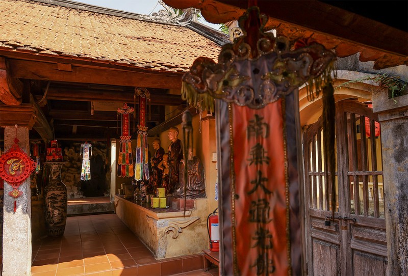 Ngôi chùa cổ 300 tuổi ngự ở cổng làng khoa bảng ảnh 3