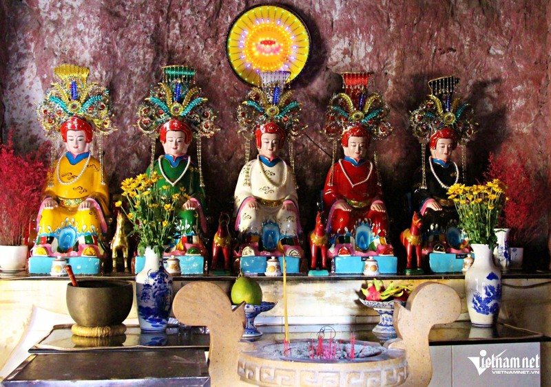 Kỳ bí về chiếc hang có tượng đôi rắn trong ngôi chùa nổi tiếng ở TPHCM ảnh 5