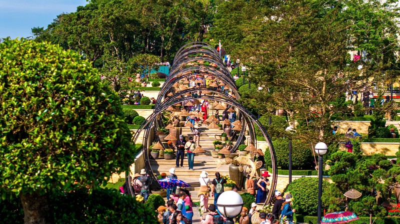 Tháng Giêng, đến núi Bà Đen hành hương, dâng đăng và ngắm thiên đường hoa tulip ảnh 1