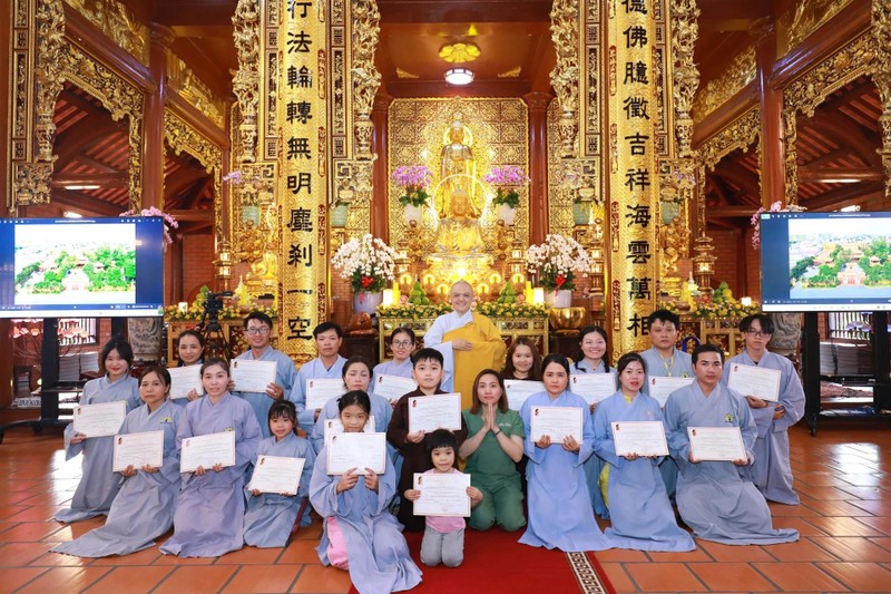 Chùa Thiên Quang Bình Dương: Hơn 300 Phật tử quy y hướng về Vesak thiêng liêng ảnh 2