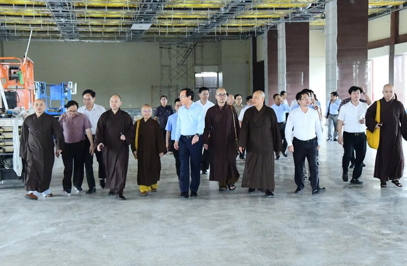 Bí thư Thành ủy TP.HCM thăm nơi diễn ra Đại lễ Vesak 2025 ảnh 1