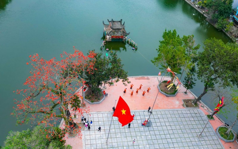 Hoa gạo đỏ rực bên ngôi chùa nghìn năm tuổi ở Hà Nội ảnh 2