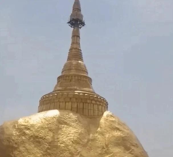 Chùa thiêng Kyaikhtiyo trên tảng đá dát vàng vẫn đứng vững sau động đất ở Myanmar ảnh 1