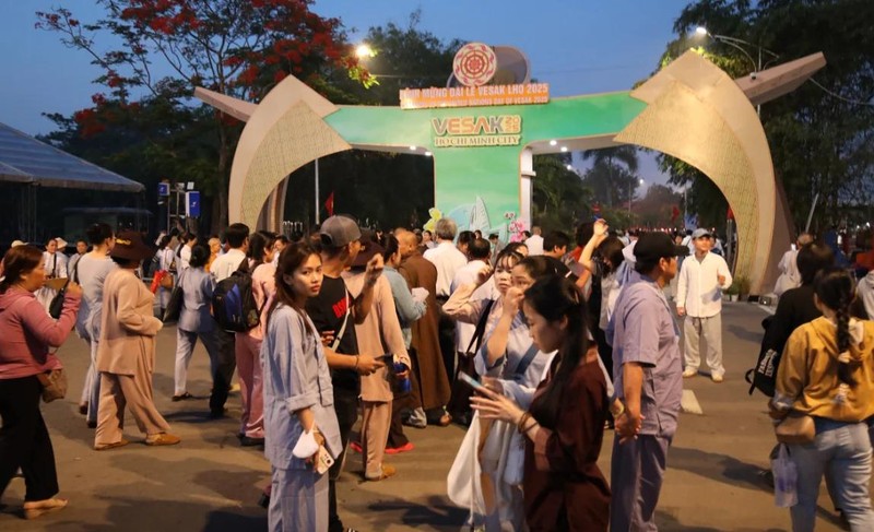 Hàng ngàn người đang hướng về chùa Thanh Tâm, kiên nhẫn xếp hàng chiêm bái Xá-lợi ảnh 1