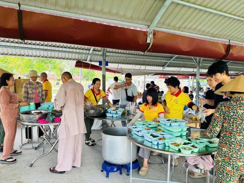 Hội Từ thiện chùa Tường Nguyên khám bệnh, phát thuốc và nấu ăn miễn phí cho bà con nghèo ảnh 2