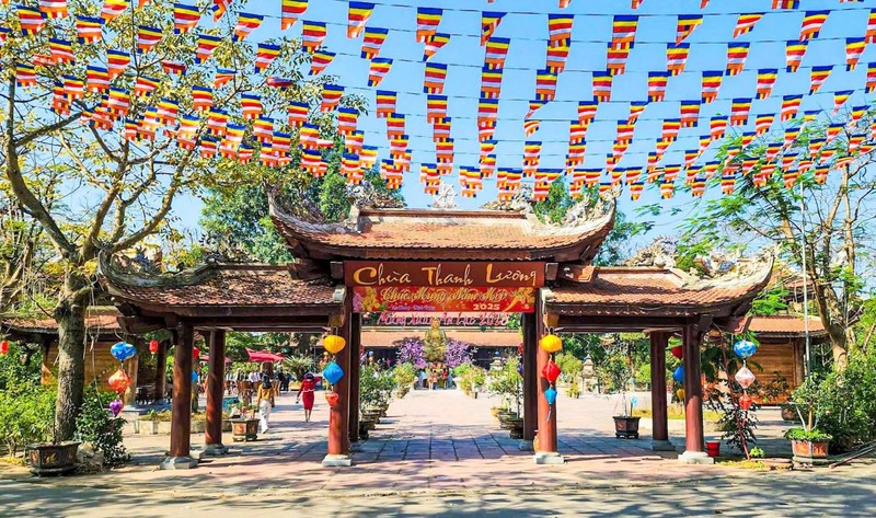 Về Hà Tĩnh, ngắm cổng tam quan độc đáo ở ngôi cổ tự nghìn năm tuổi ảnh 1