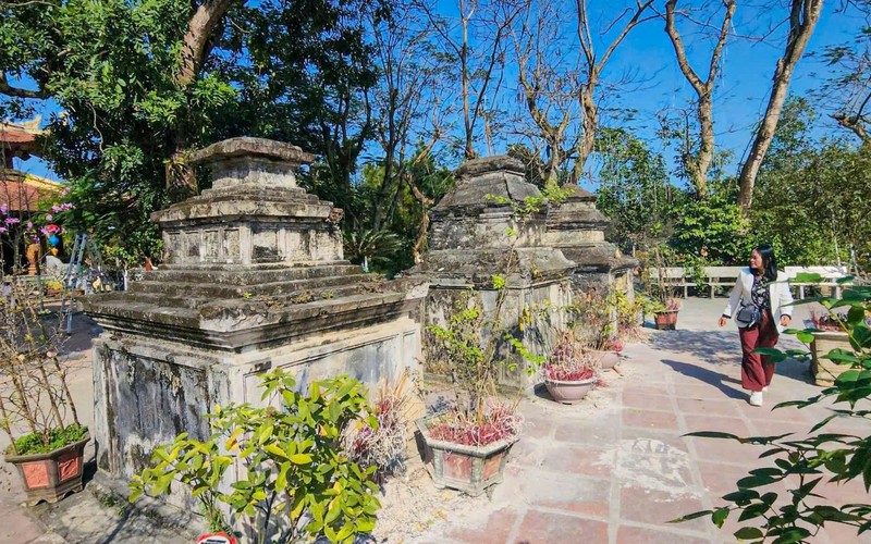 Về Hà Tĩnh, ngắm cổng tam quan độc đáo ở ngôi cổ tự nghìn năm tuổi ảnh 2