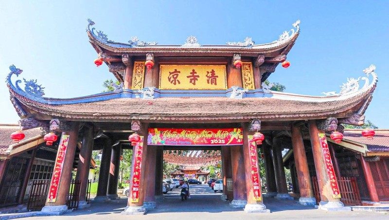 Về Hà Tĩnh, ngắm cổng tam quan độc đáo ở ngôi cổ tự nghìn năm tuổi ảnh 4