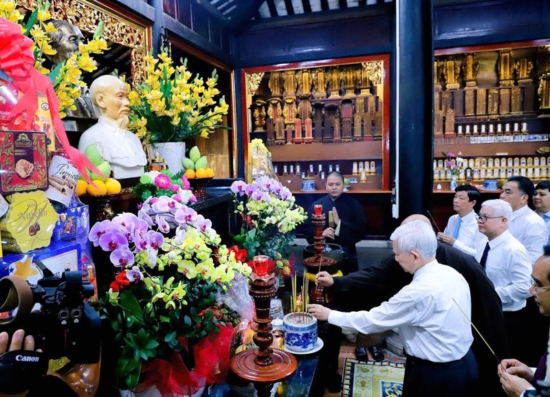 Nguyên Chủ tịch nước Nguyễn Minh Triết đến chùa Hội Khánh thắp hương cụ Nguyễn Sinh Sắc, Chủ tịch Hồ Chí Minh ảnh 1