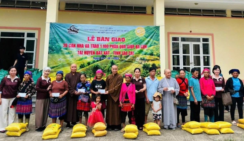 Ban Văn hóa GHPGVN TP.HCM và tu viện Khánh An trao tặng nhà và quà tại Lào Cai ảnh 1