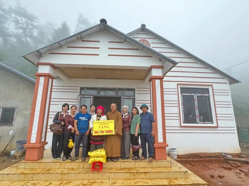 Ban Văn hóa GHPGVN TP.HCM và tu viện Khánh An trao tặng nhà và quà tại Lào Cai ảnh 3